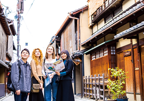 遺跡や寺院などのフィールドワークをとおして実践的に学ぶ